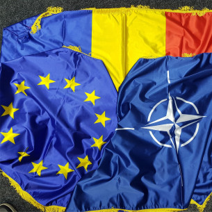 Steag Romania (din satin) cu franjuri si ciucuri pentru interior 2