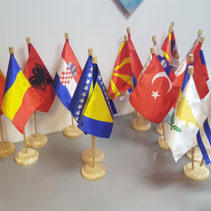 Suport lemn lacuit natura , pentru stegulete si fanioane 2