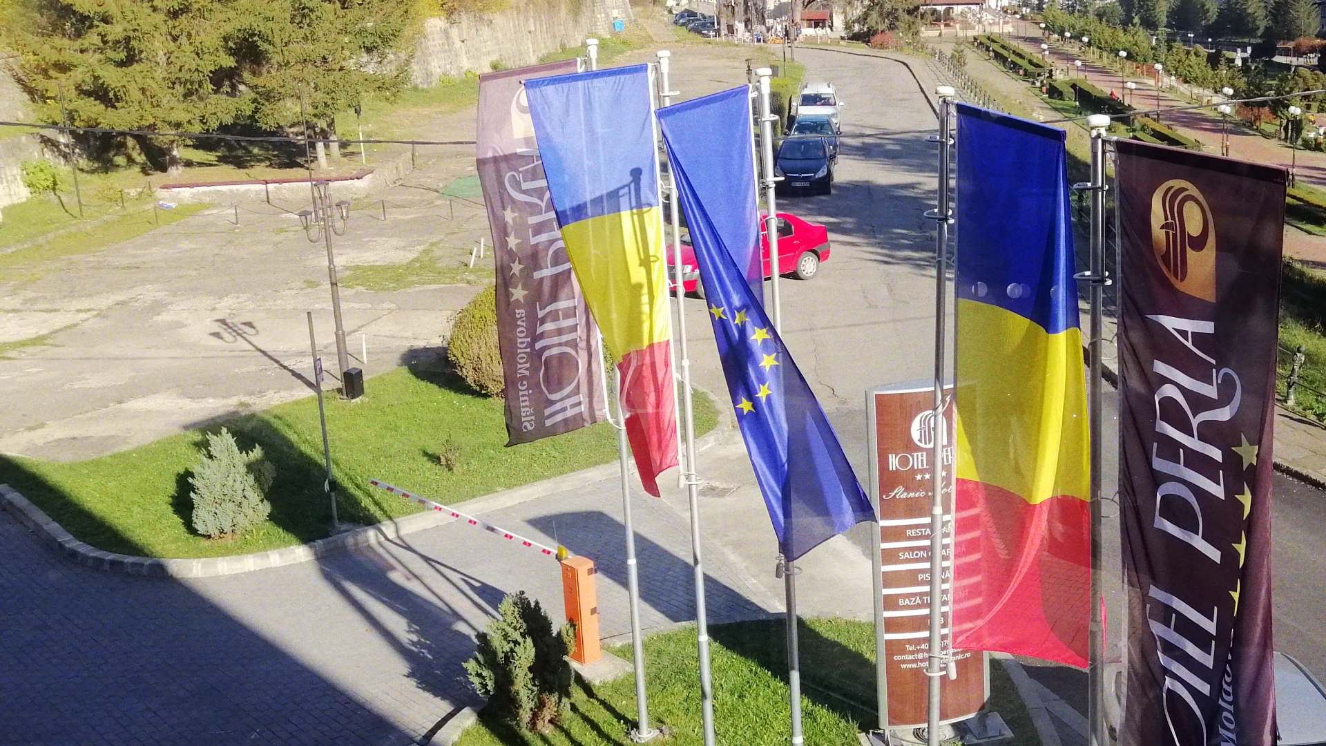 Steaguri exterioare pentru terase și fațade