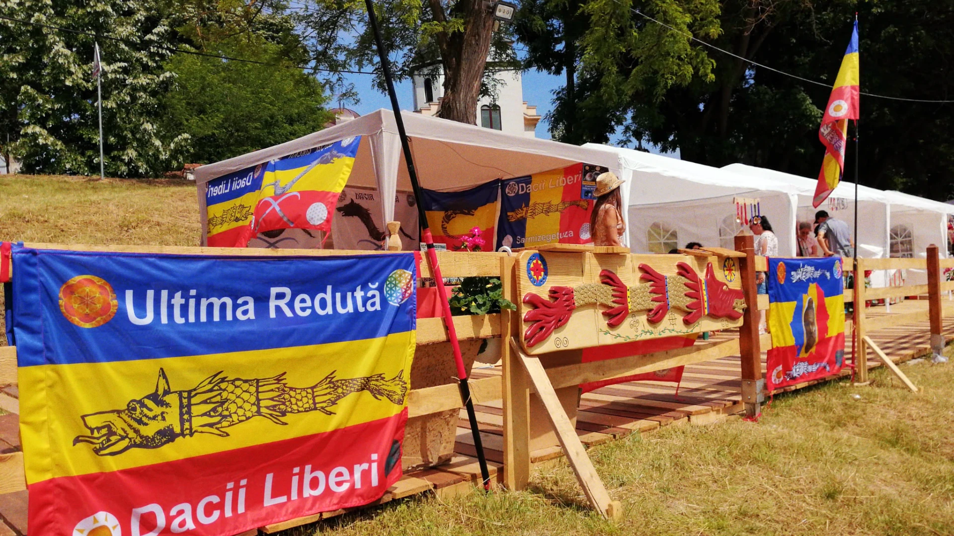 Steaguri exterioare pentru terase și fațade