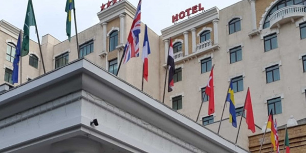Drapele diferite tari pe pazia Phoenicia Grand Hotel