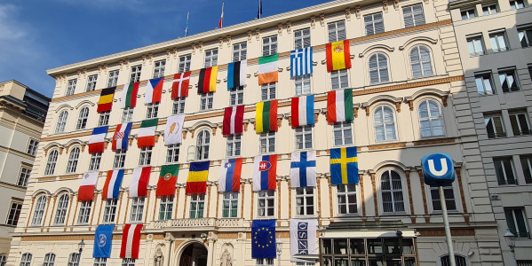 Drapel Romania arborat pe cladirea Ministerului de Externe din Austria