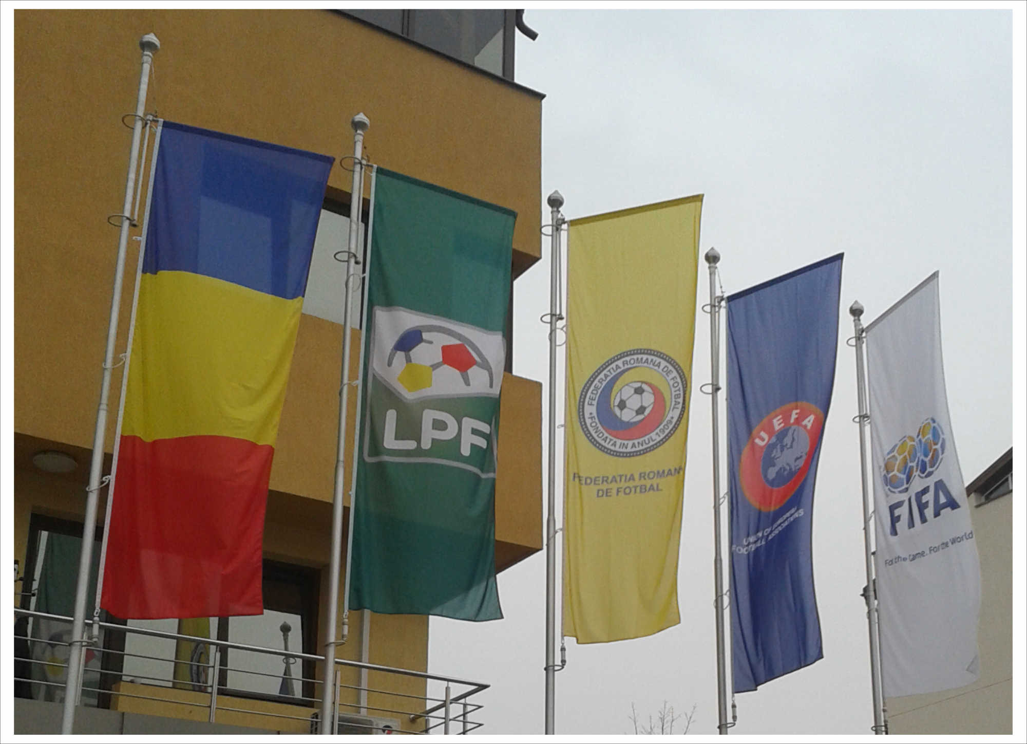 Drapel Romania si steaguri imprimate la sediul LPF
